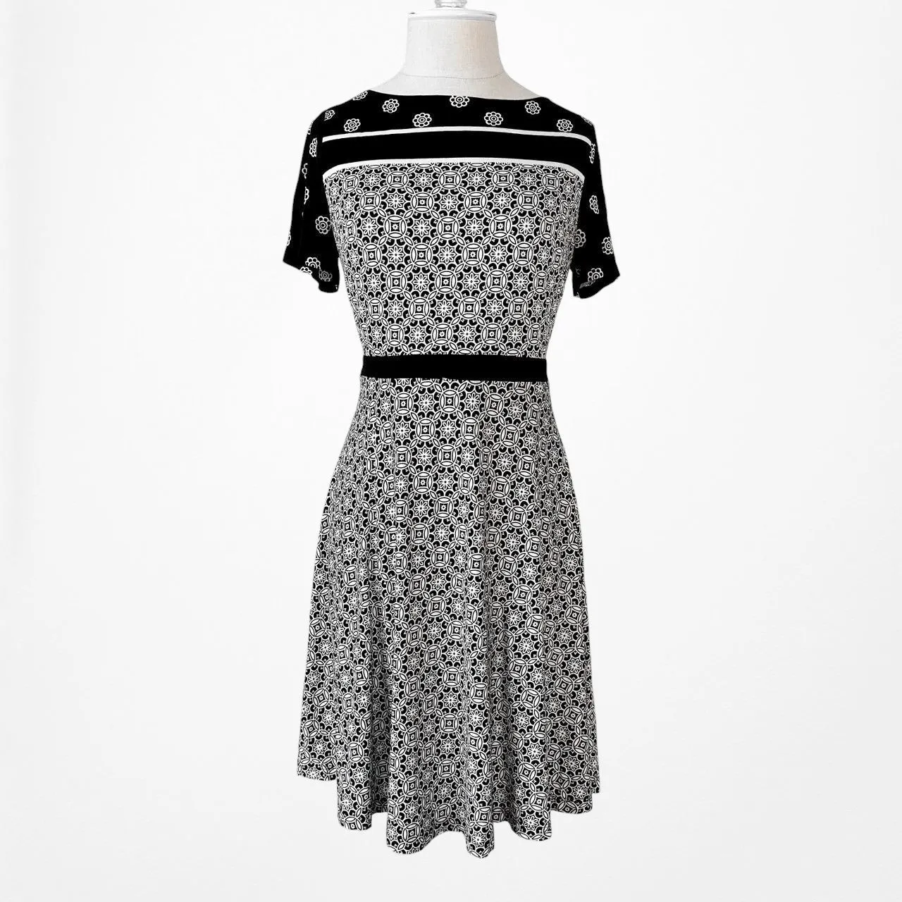 Loft Black White Printed Short Sleeve Knit Fit Flared Knee Length Dress Size M